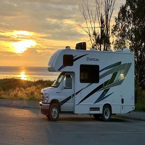 Camping-car tout-terrain prêt pour l'aventure, idéal pour la vie en camping, doté d'un intérieur spacieux, d'un rangement efficace et d'une protection extérieure robuste. - Product Image 1