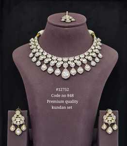 Parure de bijoux de mariée en laiton plaqué style victorien avec collier Kundan, boucles d'oreilles et Tikka, ornée de moissanite royale, pour femme, idéale pour les mariages et les fêtes. - Product Image 3