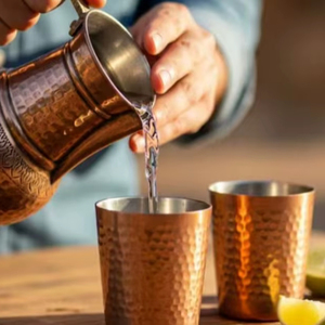 Ensemble de carafes en cuivre avec design portable, facile à transporter, ensemble de service d'eau en métal avec verres, durable, réutilisable, vaisselle de cuisine et de salle à manger. - Product Image 1