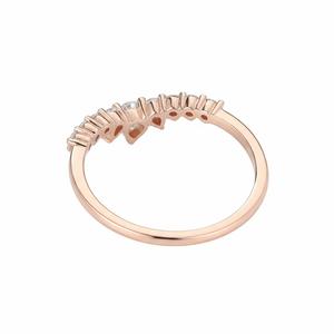 Bague de mariage en or rose pur 14 carats avec diamants de laboratoire, style chevron incurvé, ornée de couronnes de diamants taillés poire et ronds, cadeau d'anniversaire - Product Image 5