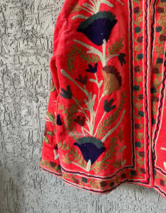 Chaqueta de terciopelo rojo de algodón para mujer, bordada con motivos Suzani, de manga larga, hecha a mano, estilo étnico indio, ropa exterior de boutique. - Product Image 3