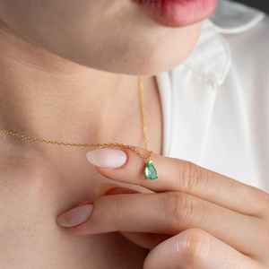 Collar con Colgante de Esmeralda en Forma de Lágrima, Oro Sólido de 14K, Joyería Clásica para Mujer - Product Image 4