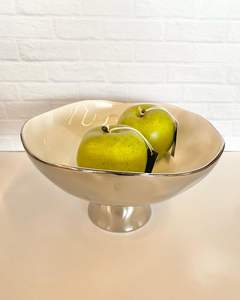 Bol de service en métal artisanal avec finition émaillée, parfait pour présenter des salades, des collations et des plats décoratifs - Product Image 2