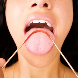 Grattoir à langue en cuivre antibactérien, élimine les germes, améliore la fraîcheur buccale et soutient la santé des gencives - Product Image 1