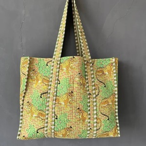 Sac fourre-tout matelassé en coton bio imprimé à la main : sac de transport en coton, cadeau pour demoiselle d'honneur, sac de week-end - Product Image 3