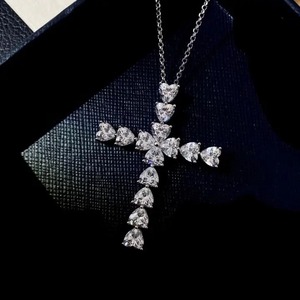 Collar con Colgante de Cruz de Moissanita con Corte Corazón 925 en Plata de Ley, Chapado en Oro Blanco de 18K, Cadena de 3 Puntas para Mujer - Product Image 3