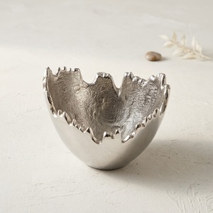 Cuenco decorativo de oro de forma orgánica, hecho a mano y de lujo, centro de mesa de metal martillado asimétrico para decoración moderna del hogar a bajo precio. - Product Image 6