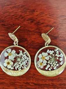 Pendientes Delicados de Resina con Flores Secas, Redondos, Dorados, Modernos, Glaseados, Hechos a Mano, Inspirados en la Naturaleza, Joyería de Diseño, Regalo para Mujer, Artesanía - Product Image 4