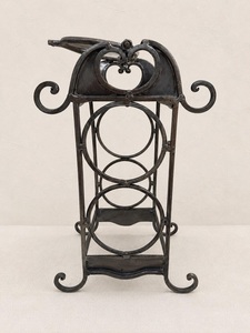 Porte-vin en fer forgé de qualité supérieure avec supports circulaires pour bouteilles, détails frangés et structure autoportante pour salles à manger - Product Image 4