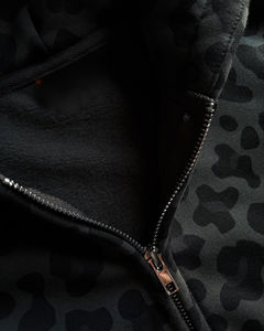 Sudadera con capucha de invierno de lujo para hombre, personalizada OEM, con cremallera, de algodón peinado y forro polar, estilo casual urbano, con estampado completo de leopardo y logotipo personalizado. - Product Image 5