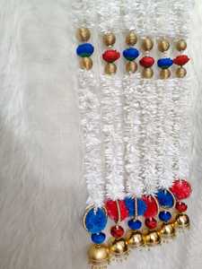 Guirlande de fleurs de jasmin pour toile de fond de mariage |   Guirlande de pompons Ghoongroo |   Décoration suspendue pour Sangeet, Mehndi, Haldi et Nikah d'Inde du Sud - Product Image 3