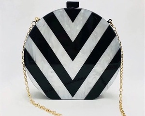Sac à main en résine, forme ronde, noir, blanc, marron, motif géométrique, artistique, mode, avec chaîne - Product Image 5
