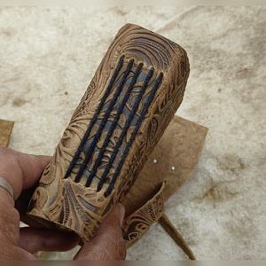 Carnet en cuir miniature fait main à motifs floraux - Carnet de poche marron vintage avec motif floral en relief et papier à bords festonnés - Product Image 4