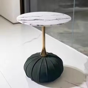 Table d'appoint et d'angle en métal noir avec base revêtue, idéale pour la décoration des salons et villas - Product Image 1