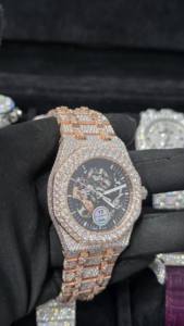 Montre personnalisée squelette blanche entièrement sertie de diamants moissanite ronds, style hip-hop classique, luxueuse et élégante pour homme, idéale comme cadeau - Product Image 3