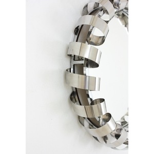 Espejo de Pared Ovalado Metálico Moderno y Portátil de Alta Calidad con Diseño de Marco Decorativo Acanalado, Ecológico y Duradero - Product Image 2
