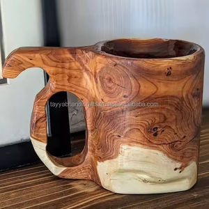 Mug en bois artisanal avec des motifs et des couleurs peints à la main Mug en bois pour le bureau - Product Image 1