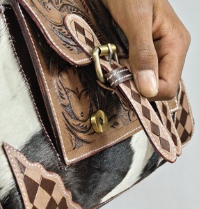 Bolsa de Viaje de Piel Vacuna de Lujo 2026, 100% Piel Genuina, con Diseño Floral Repujado y Patrón a Cuadros, Asas Dobles para Llevar - Product Image 4
