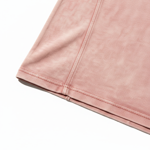 Camiseta Casual de Hombre, Tejido de Punto 100% Algodón, de Alta Calidad, Personalizable, Corte Cuadrado, con Logotipo Frontal, Color Rosa Mineral, Lavado Ácido - Product Image 3