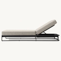 Chaise longue d'extérieur minimaliste en aluminium, lit de repos élégant pour piscine, idéal pour les terrasses d'hôtels de luxe et les ensembles de mobilier de piscine de villas de prestige