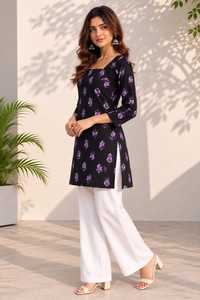 Kurti Floral Negro para Mujer |   Túnica de Algodón con Estampado de Flores Moradas |   Kurta india de cuello cuadrado y manga 3/4 |   Ropa Casual Étnica - Product Image 4