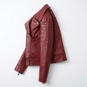 Chaqueta de motociclista de cuero PU color borgoña para mujer, con cierre de cremallera, cuello vuelto, corte ajustado y corto. - Product Image 2