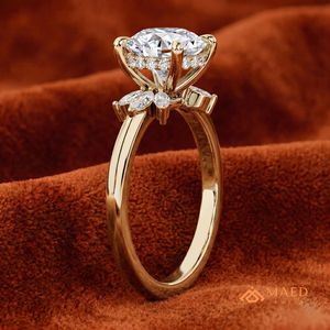 Bague de Fiançailles Classique Solitaire en Moissanite Ronde Plaqué Or avec Sertissage à Griffes, Bijou de Mariage pour Femme, Cadeau Idéal - Product Image 2