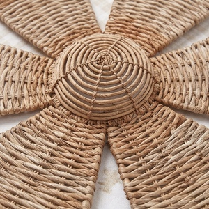 Decoración de Pared de Flores de Ratán Tejidas a Mano de Primera Calidad, Estilo Boho Chic Natural, Adorno para el Hogar, Arte de Pared Ecológico y Sostenible, Hecho por Artesanos - Product Image 4