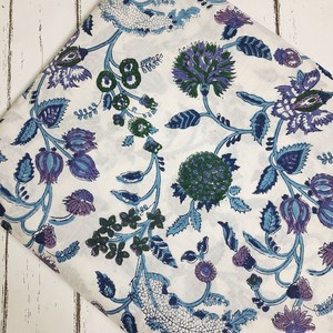 Tela de Algodón Estampada a Mano con Diseño Floral Blanco y Azul, Tela de Algodón Suave Hecha a Mano en India, Estilo Botánico Mughal - Product Image 1