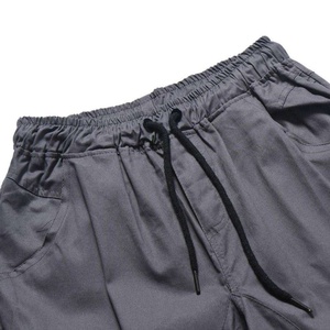กางเกงขาสั้นวินเทจสไตล์สตรีทแวร์ผู้ชาย ผ้าฝ้ายฟลีซเนื้อนุ่ม สีซีดแบบซันเฟด ความยาวเหนือเข่า เอวแบบรูดเชือก ผู้ผลิต OEM รุ่น AI-SH-19 - Product Image 6