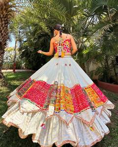 Robe ethnique brodée pour femme, Lehenga Choli avec travail miroir et fausse fourrure, réversible, pour mariage, fête ou tenue de Garba - Product Image 4