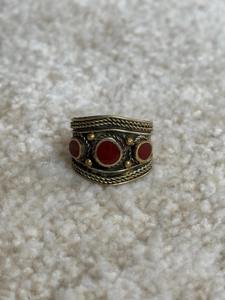 Bague tribale afghane ornée d'une incrustation circulaire en lapis-lazuli bleu, de motifs floraux en argent estampés à la main et d'accentuations de perles délicates - Product Image 2