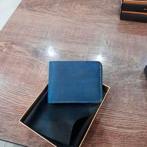 กระเป๋าสตางค์ผู้ชายสีน้ำเงินกรมท่าเย็บมือสไตล์มินิมอลวินเทจแบบพับสองตอนหนังแท้ใส่บัตรได้ ของขวัญแฮนด์เมดสุดพิเศษ - Product Image 1