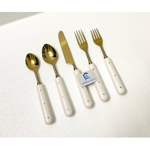 Couverts décoratifs dorés avec manche en résine, design moderne, ensemble de couverts poli miroir (cuillères, fourchettes, couteaux) pour la mise en place de la table - Product Image 1