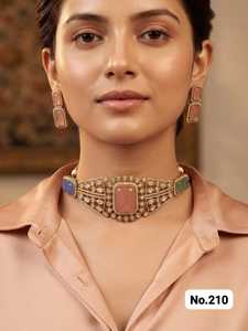 R.K. Juego de Collar Étnico Indio Chapado en Oro con Incrustaciones de Kundan y Aretes de Perlas de Imitación y Circonitas para Bodas y Fiestas - Product Image 1