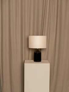 Elegante Lámpara Decorativa para el Hogar con Forma Arquitectónica, Acabado Liso y Brillo Ambiental Invitador para Entornos Modernos - Product Image 4