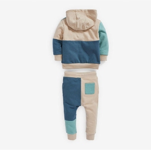 Survêtement pour enfants abordable, fabriqué aux États-Unis, design élégant, matière durable, parfait pour les tenues décontractées et les sports. - Product Image 5