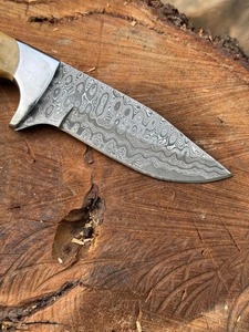 Cuchillo de caza hecho a mano de acero de Damasco, hoja fija con punta caída, mango de asta, filo recto, 0.6mm de grosor - Product Image 5
