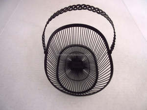 Elegante cesta de almacenamiento de frutas y verduras de doble capa con estructura metálica resistente, perfecta para una organización impecable en la cocina. - Product Image 2