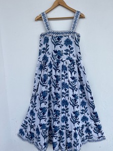 Vestido de Verano Azul Floral de Algodón para Mujer, Sin Mangas, con Tirantes y Volantes, Venta al Por Mayor - Product Image 1