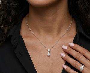 สร้อยคอเพชรเม็ดคู่ทรงหยดน้ำและทรงกลม 1.25 กะรัต เพชรเพาะเลี้ยงคุณภาพสูง DEF Color VS VVS Clarity ตัวเรือนทองคำขาว 14K พร้อมใบรับรอง GIA - Product Image 4