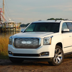 Offre exceptionnelle GMC Yukon Denali SUV familial de luxe, habitacle spacieux, caractéristiques de sécurité avancées et conduite sur route fluide - Product Image 4