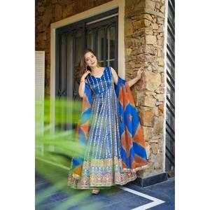 Robe Anarkali et Dupatta de créateur pour la fête Portez des robes de soirée élégantes - Product Image 4