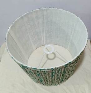 Pantalla de Lámpara de Mesa Plegada Hecha a Mano con Tela Ikat Azul y Blanca Anna - Product Image 4