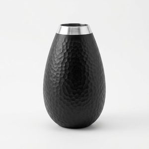Vase de table en aluminium fait main de 11,5 cm, noir mat, bord brut, métal brut, design bicolore martelé Nadi, taille moyenne pour la décoration intérieure - Product Image 6