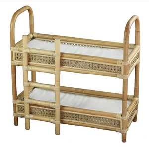 Découvrez ce lit de poupée pour enfants en rotin naturel fait main, conçu à deux niveaux et orné de détails classiques en cannage. - Product Image 2