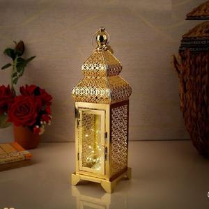 Lanternes à bougies marocaines dorées au design parfait, style vintage, en fer durable, écologiques, personnalisables, avec découpe artisanale et gravure à la main - Product Image 1