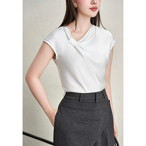 Chemisier d'été décontracté pour femme en satin blanc, col asymétrique, manches courtes, drapé doux, idéal pour le bureau - ODM OEM SOEN - Product Image 3