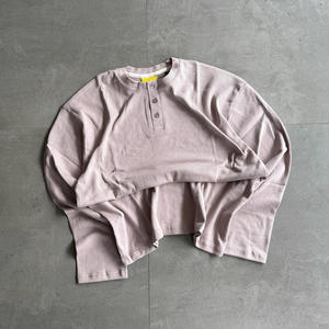 เสื้อเชิ้ตแขนยาวผู้ชายสีดำแบบเฮนลีย์ ผ้าคอตตอนเนื้อหนาแบบวาฟเฟิล คอติดกระดุม ทรงโอเวอร์ไซส์ สไตล์ลำลองแนวสตรีทแวร์ ขายส่งปี 2026 - Product Image 4