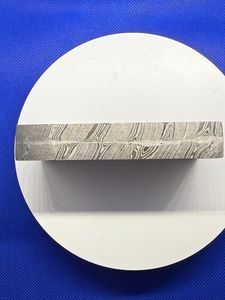 Lingote de Acero de Damasco Hecho a Mano 90x50x15mm con Patrón Soldado, Hoja Recta en Bruto para Fabricación de Cuchillos, Grado DIY, OEM Disponible - Product Image 3
